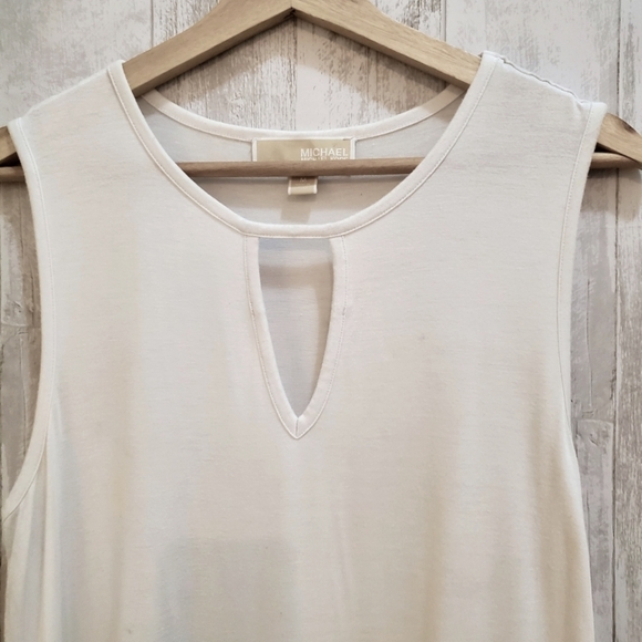 💚5/$25 Michael Kors Sleeveless White Keyhole Stretchy Top Blouse Size Medium - Picture 3 of 5